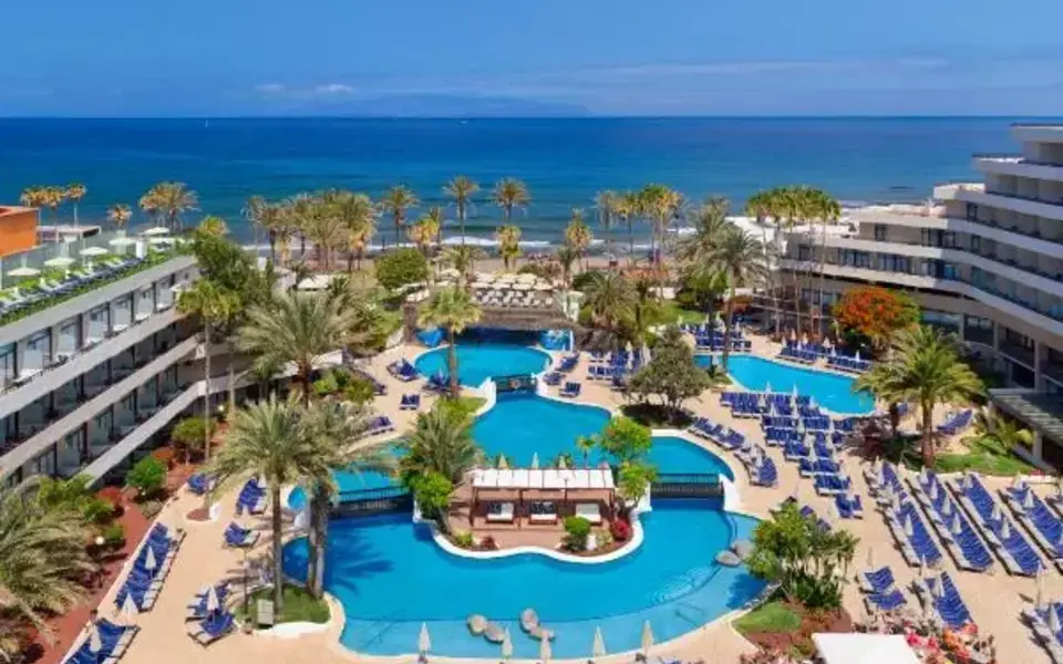 H10 Conquistador, Paseo marítimo · frente al mar